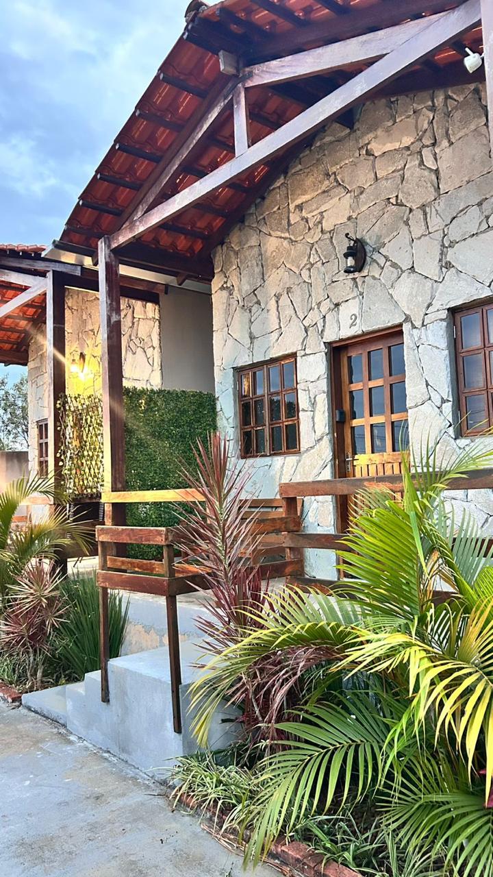 Fachada dos chalés da Pousada Recanto das Flores em Alto Paraíso